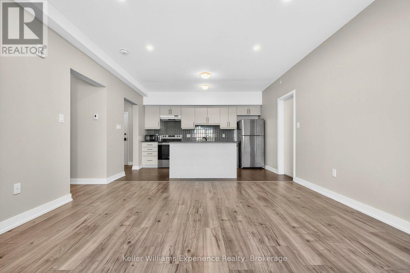 216 - 4 Spice Way, Barrie, ON - Indoor Photo Showing Kitchen