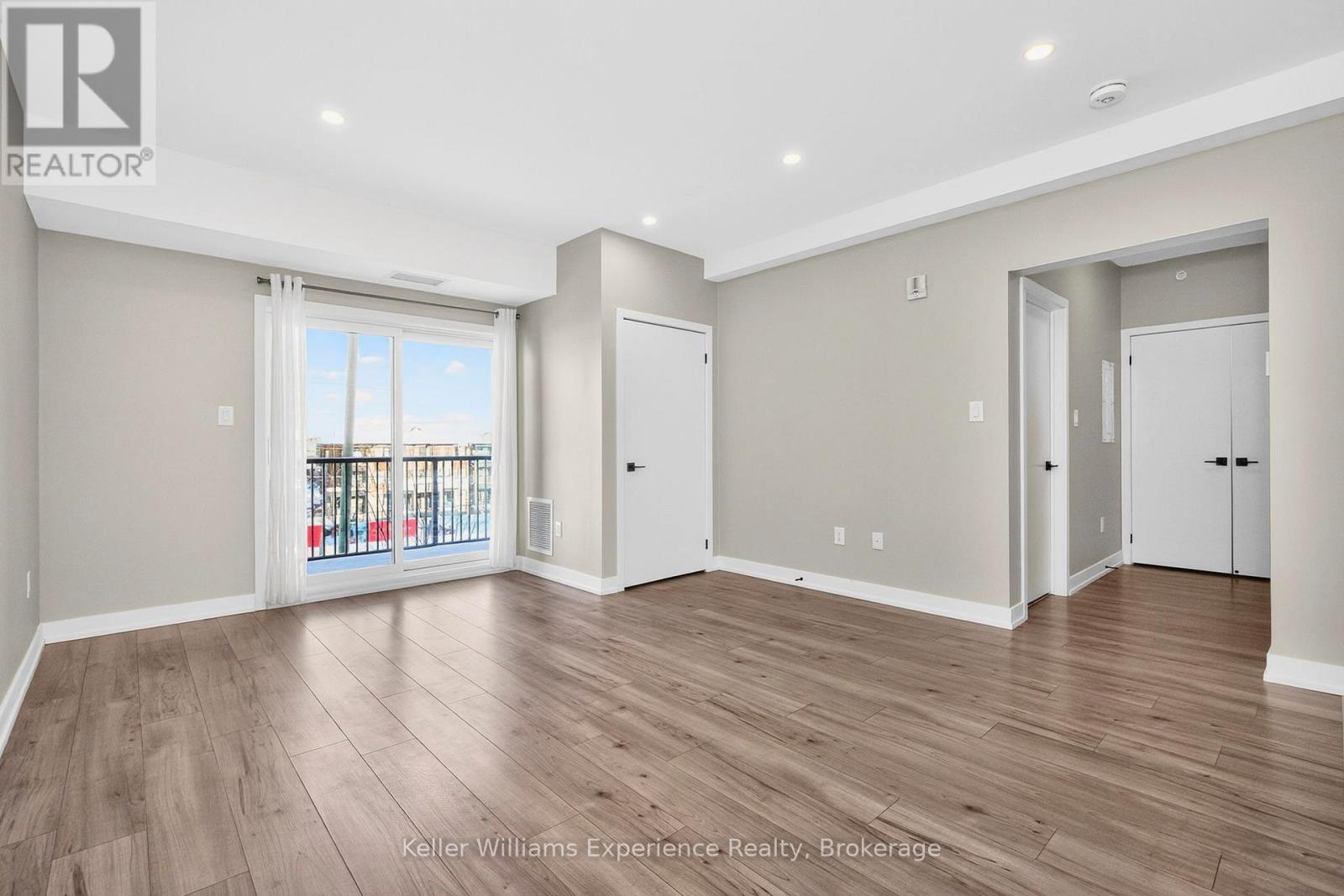 216 - 4 Spice Way, Barrie, ON - Indoor