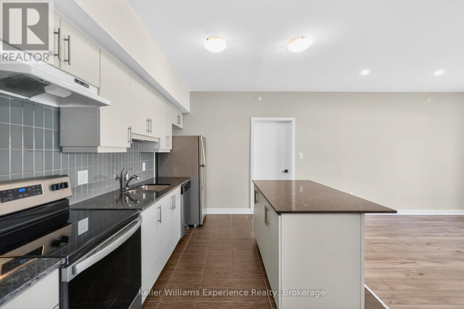 216 - 4 Spice Way, Barrie, ON - Indoor Photo Showing Kitchen With Upgraded Kitchen