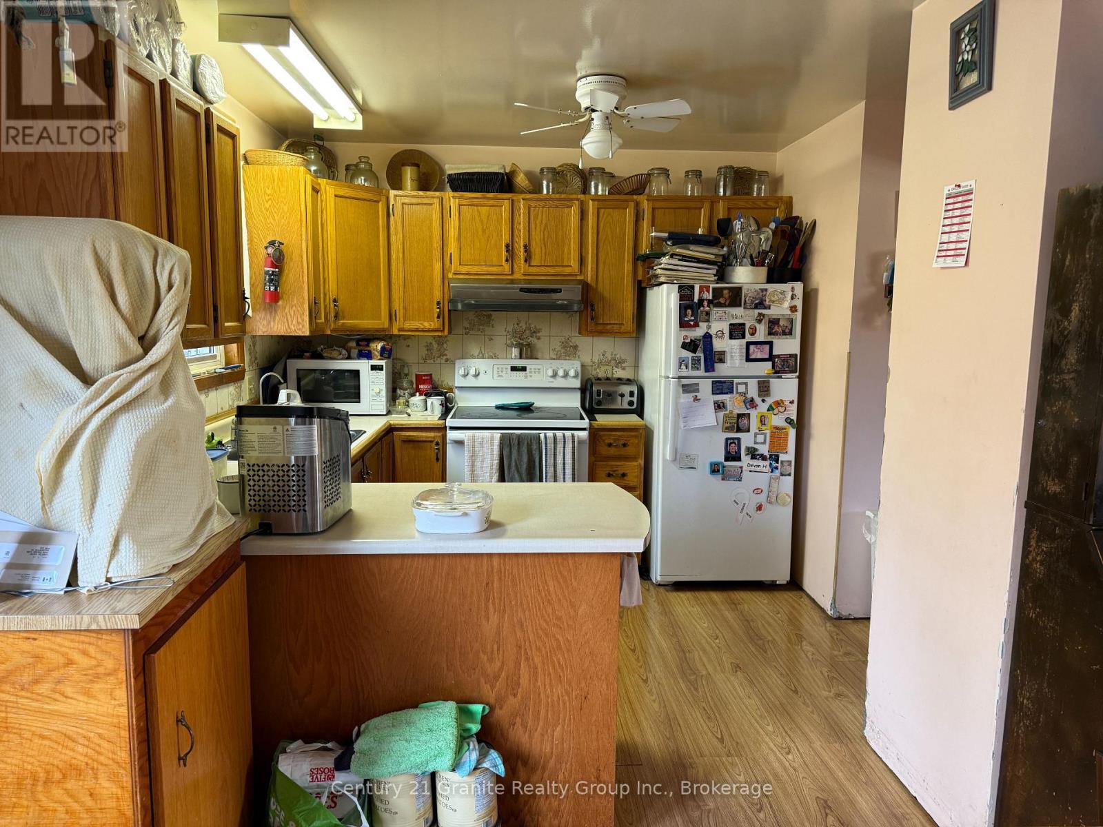 1028 Crabbe Lane, Dysart Et Al (Guilford), ON - Indoor Photo Showing Kitchen