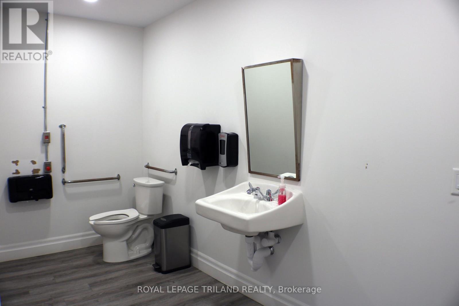 Accessible Shared Washroom - 103 - 613 Talbot Street, St. Thomas, ON