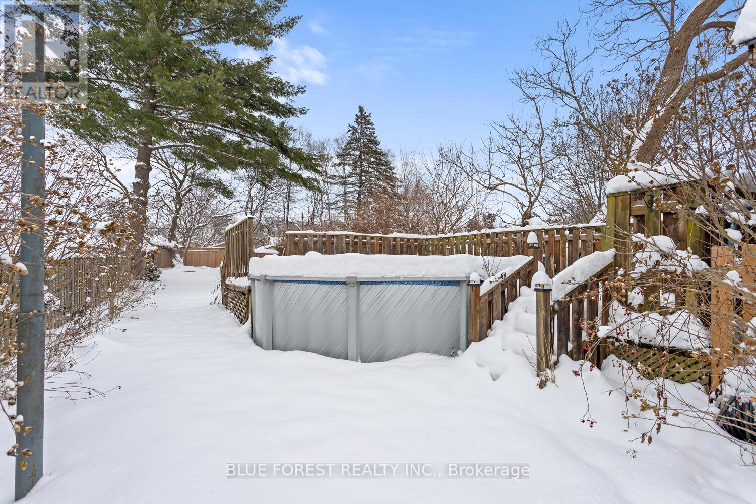 392 Spruce Street, London East (East H), ON - Outdoor With Above Ground Pool