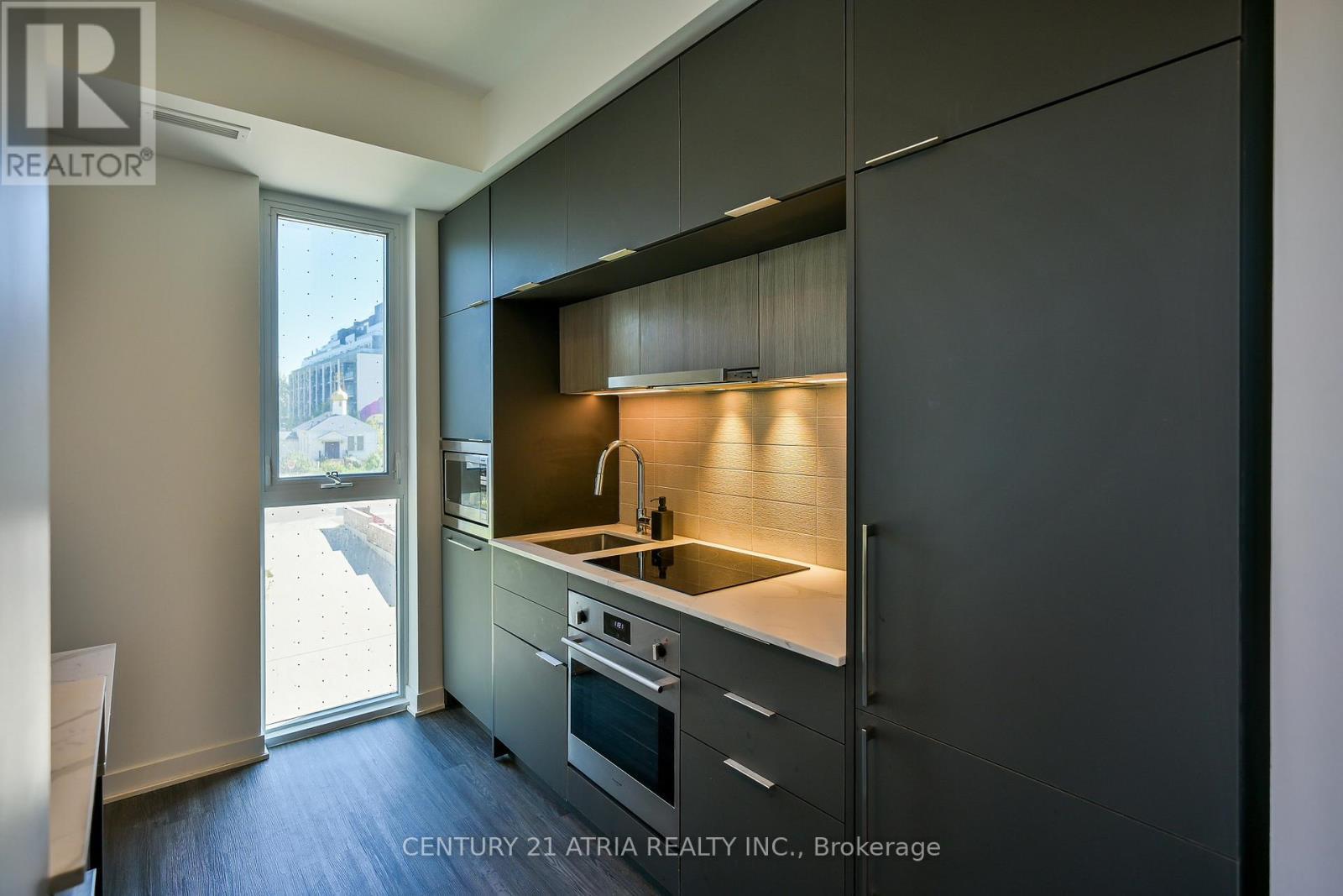 303 - 185 Alberta Avenue, Toronto, ON - Indoor Photo Showing Kitchen