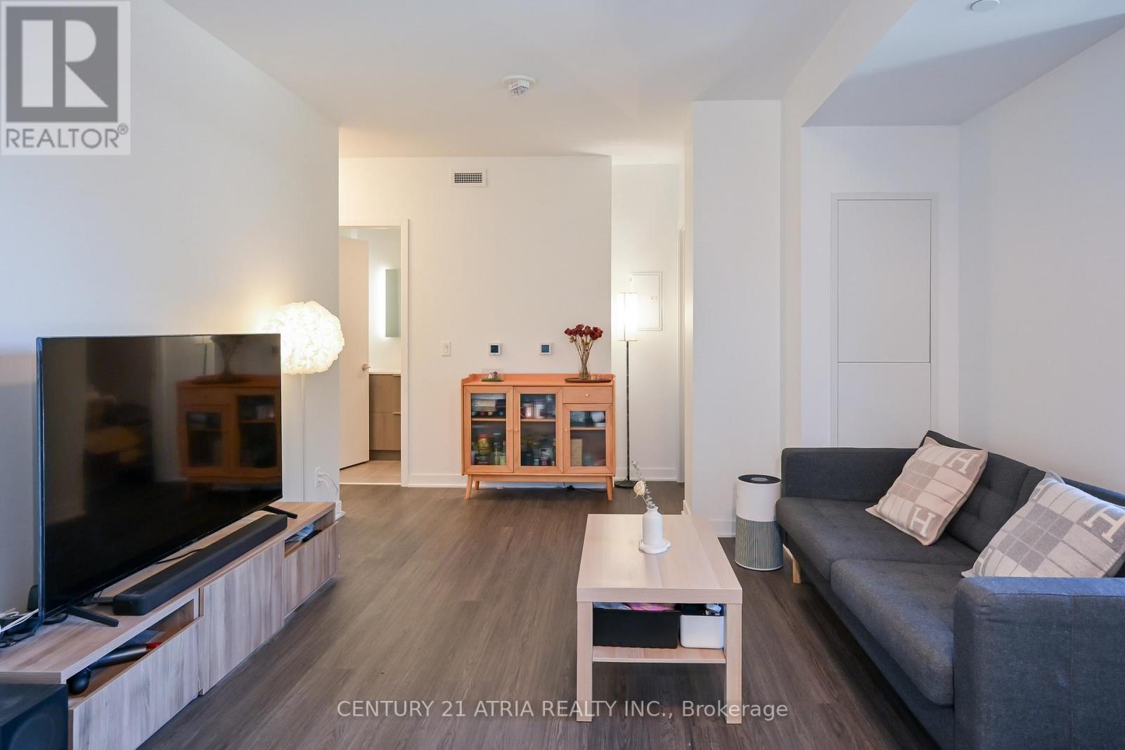 303 - 185 Alberta Avenue, Toronto, ON - Indoor Photo Showing Living Room