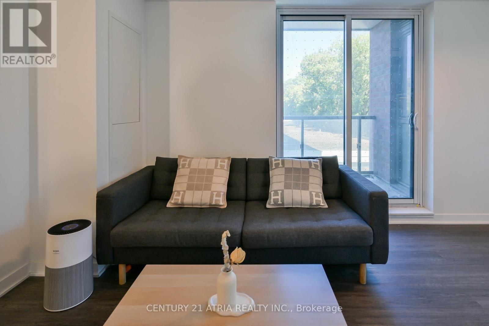 303 - 185 Alberta Avenue, Toronto, ON - Indoor Photo Showing Living Room