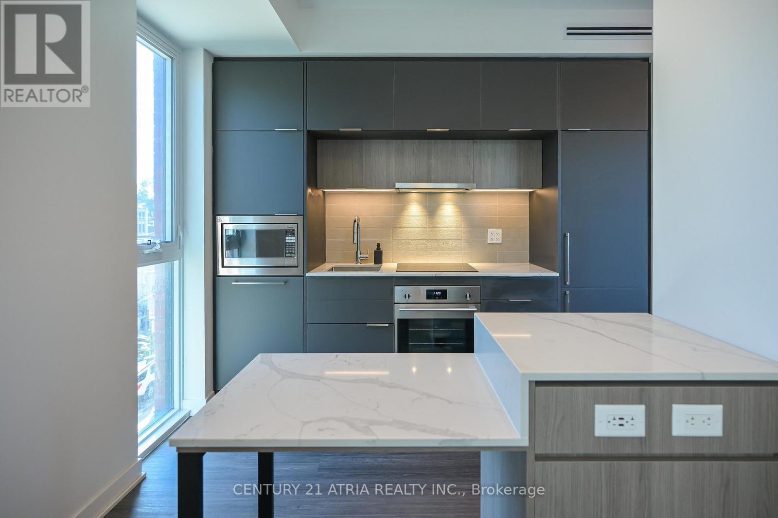 303 - 185 Alberta Avenue, Toronto, ON - Indoor Photo Showing Kitchen