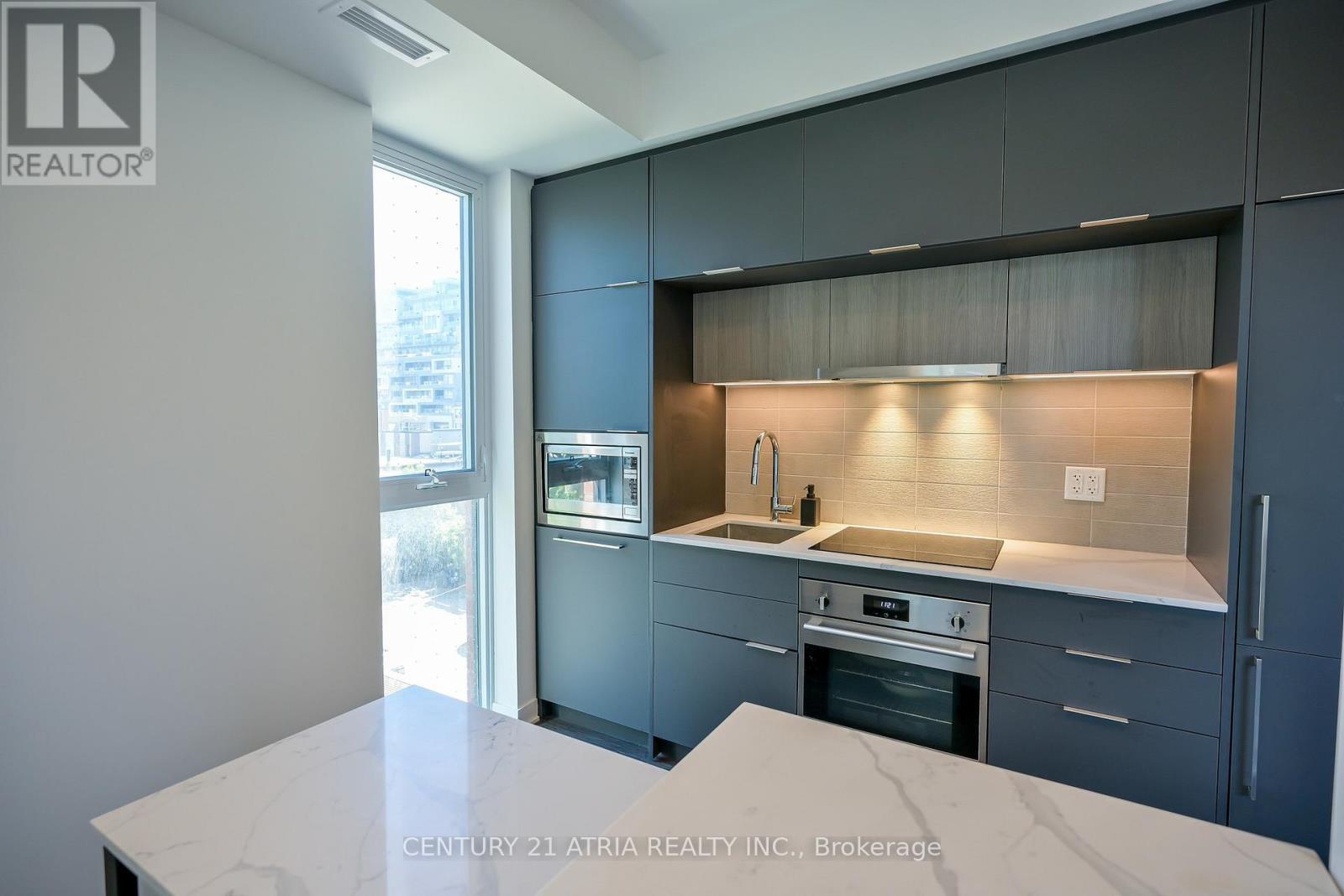 303 - 185 Alberta Avenue, Toronto, ON - Indoor Photo Showing Kitchen