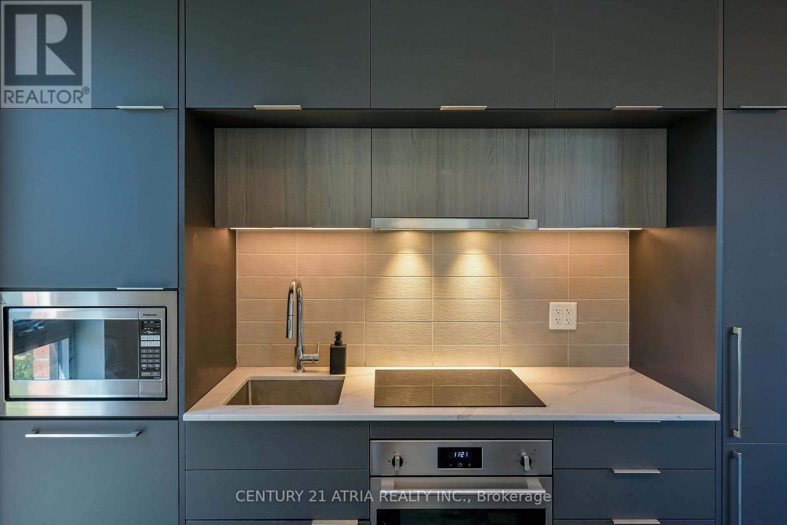 303 - 185 Alberta Avenue, Toronto, ON - Indoor Photo Showing Kitchen