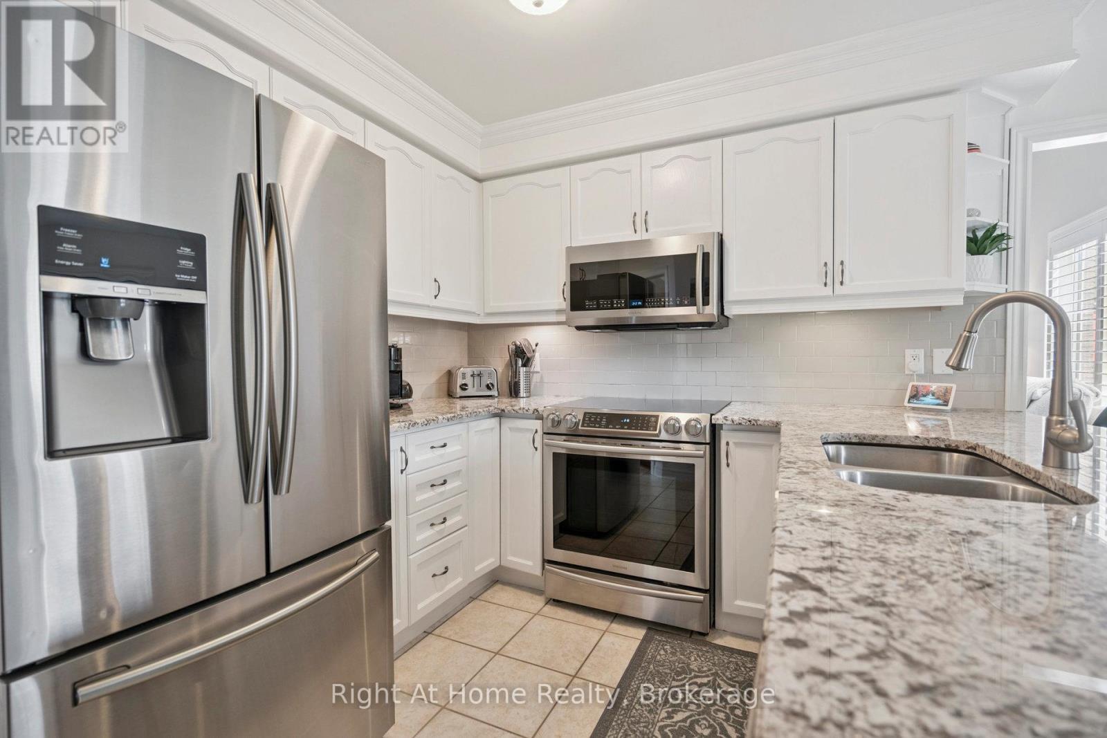 20 Scottswood Lane, Haldimand, ON - Indoor Photo Showing Kitchen With Double Sink With Upgraded Kitchen