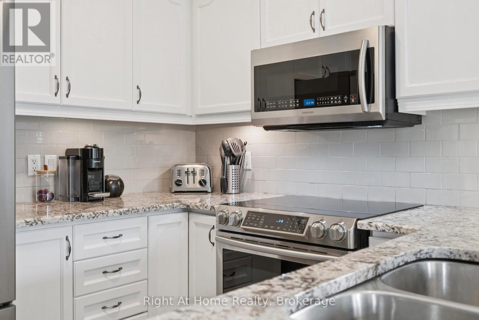 20 Scottswood Lane, Haldimand, ON - Indoor Photo Showing Kitchen With Double Sink With Upgraded Kitchen