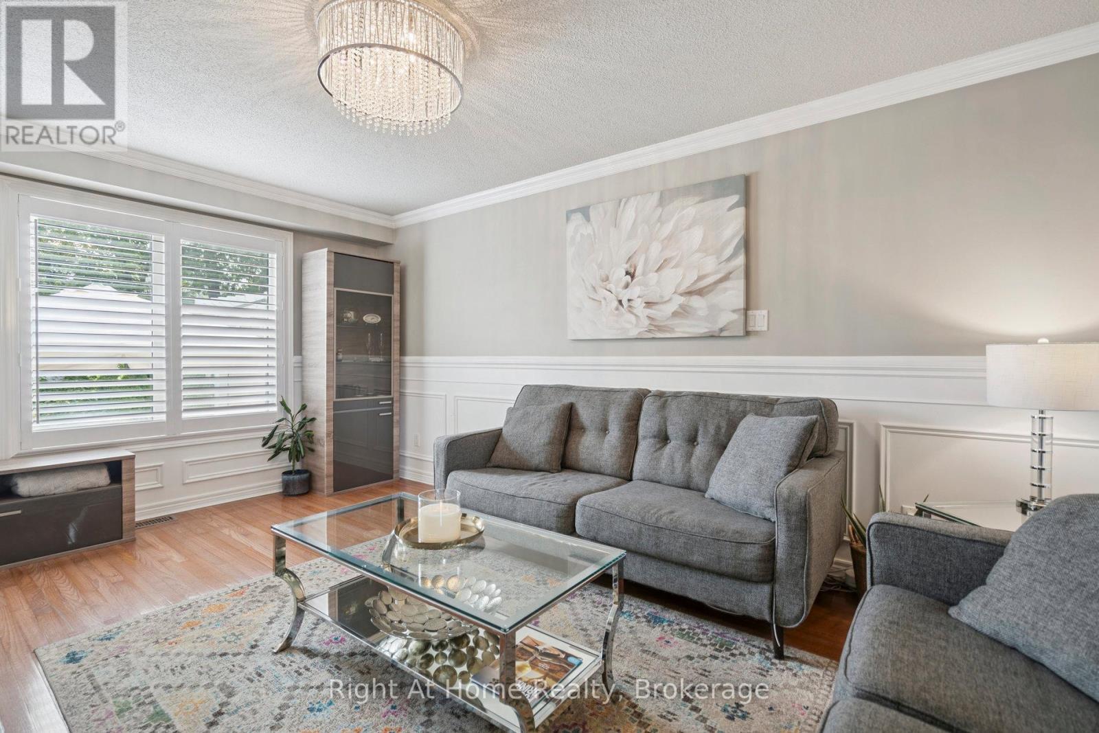 20 Scottswood Lane, Haldimand, ON - Indoor Photo Showing Living Room