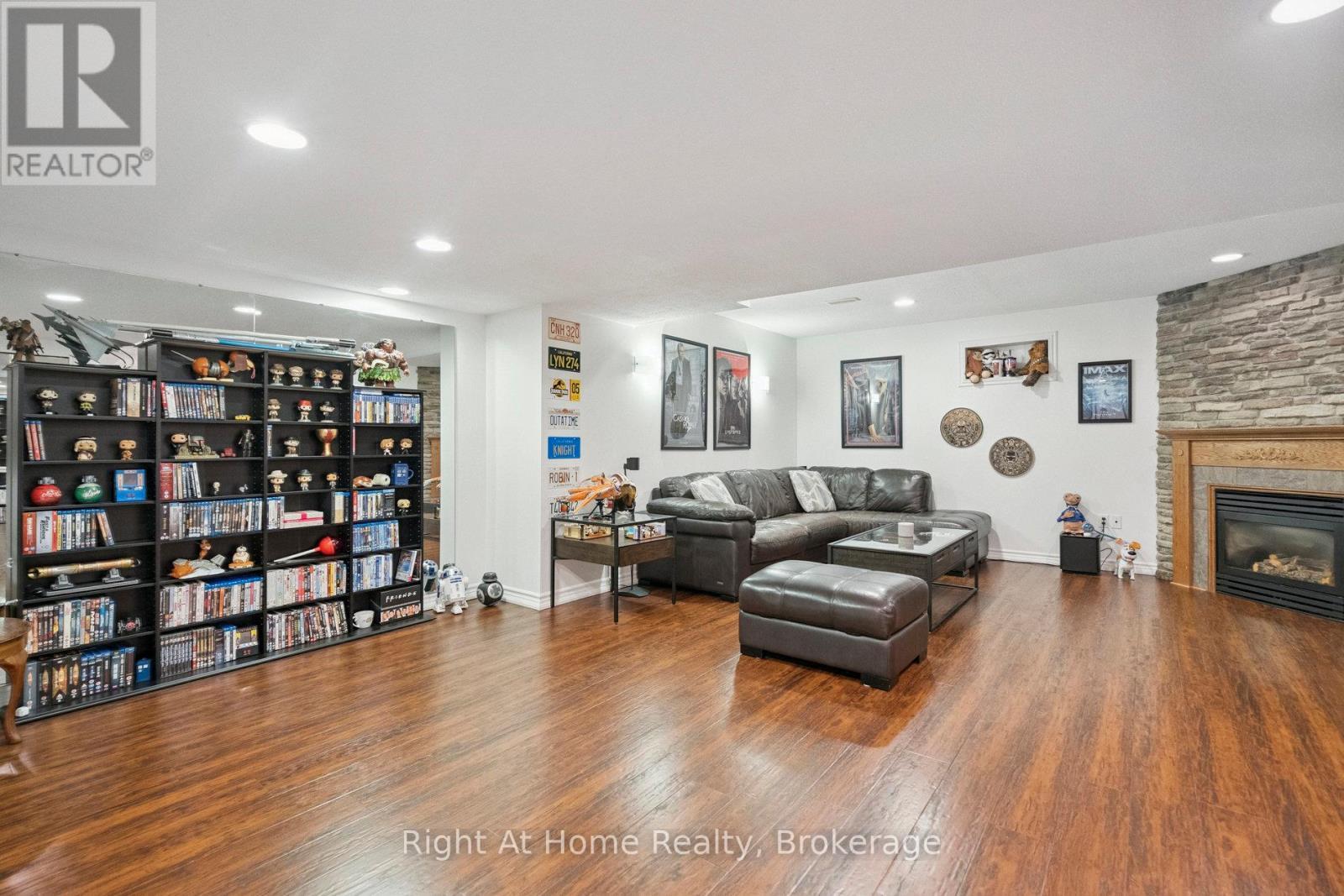 20 Scottswood Lane, Haldimand, ON - Indoor Photo Showing Living Room With Fireplace