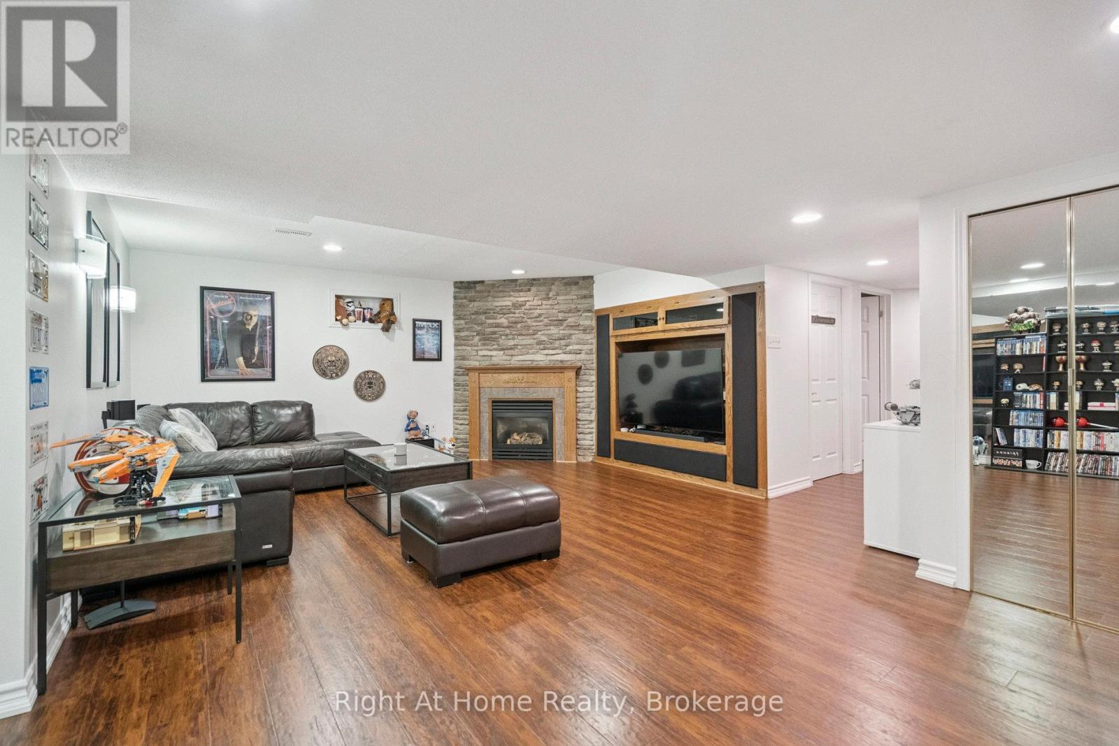 20 Scottswood Lane, Haldimand, ON - Indoor Photo Showing Living Room With Fireplace