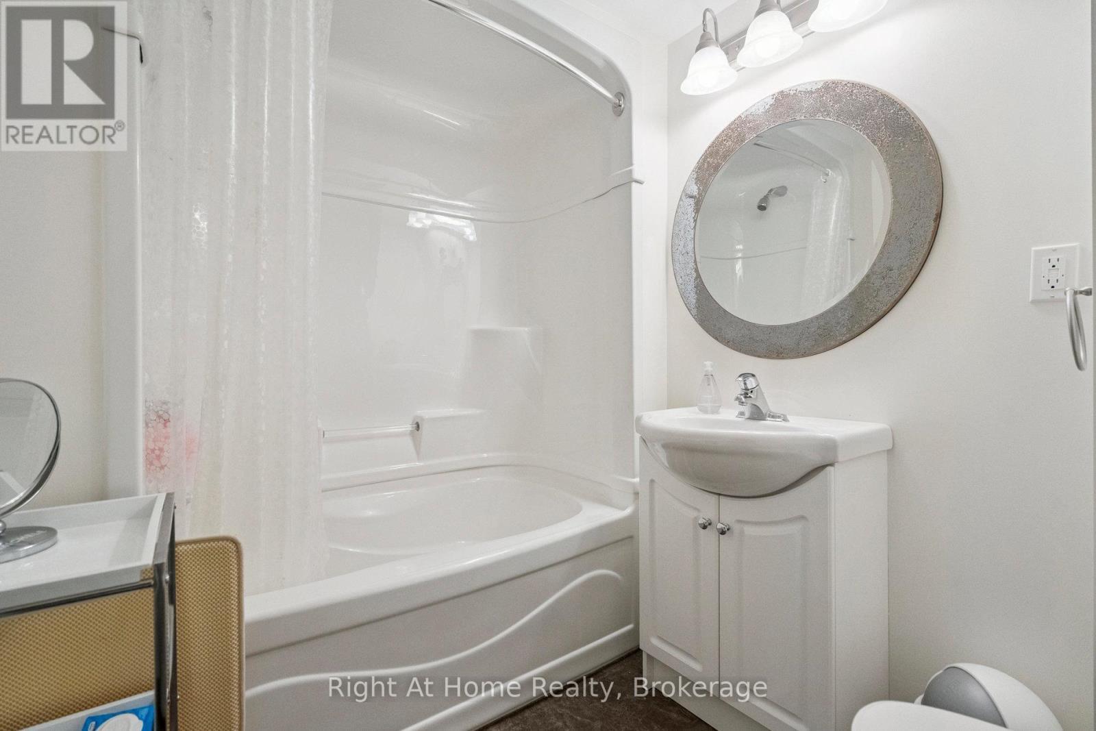 20 Scottswood Lane, Haldimand, ON - Indoor Photo Showing Bathroom