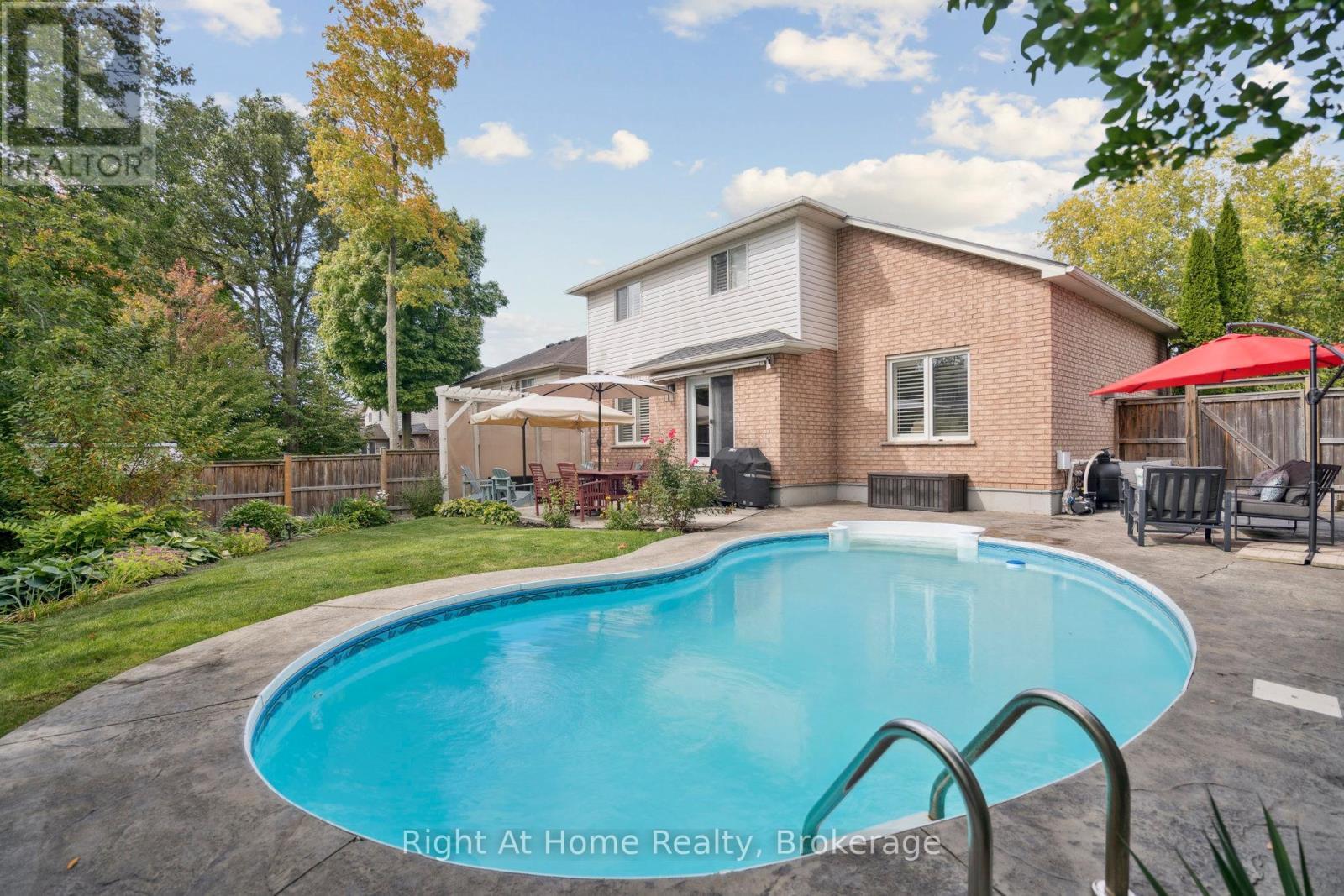20 Scottswood Lane, Haldimand, ON - Outdoor With In Ground Pool With Deck Patio Veranda With Backyard