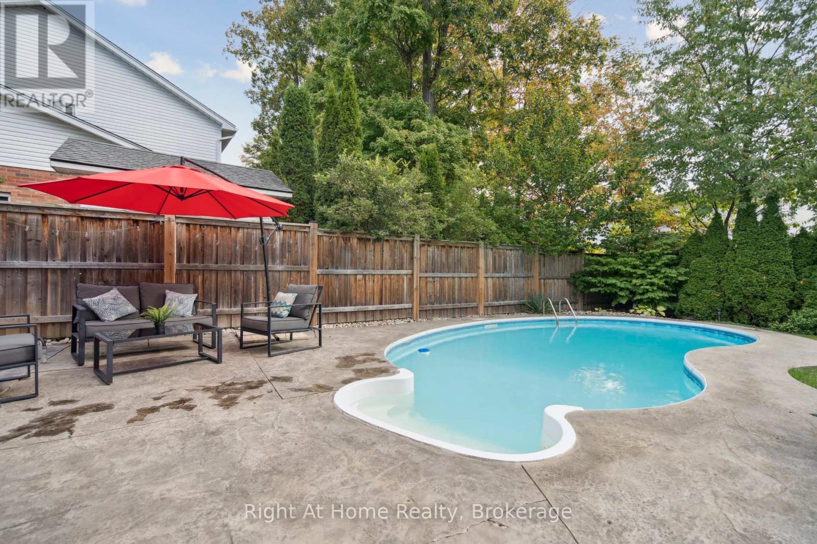 20 Scottswood Lane, Haldimand, ON - Outdoor With In Ground Pool With Backyard