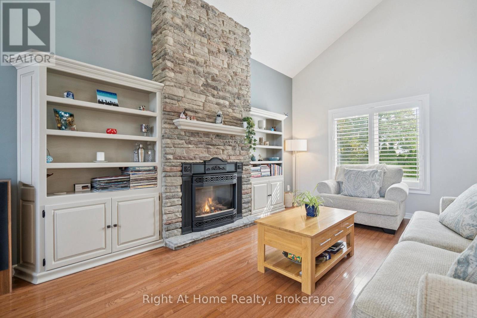 20 Scottswood Lane, Haldimand, ON - Indoor Photo Showing Living Room With Fireplace
