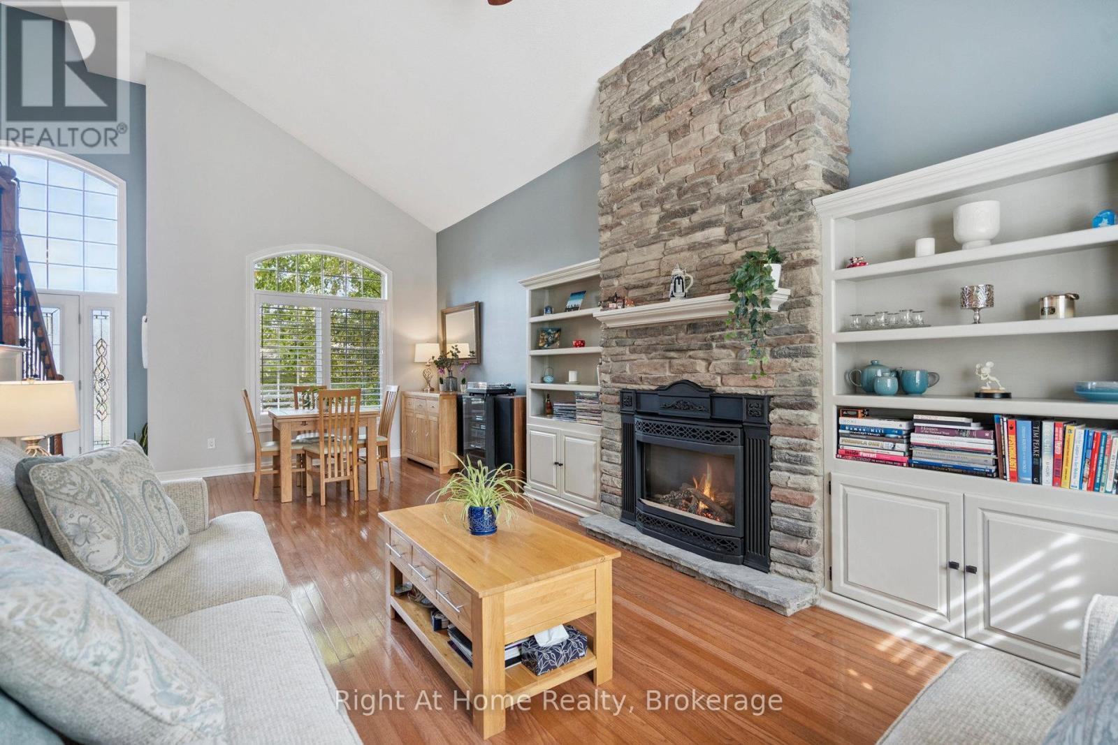 20 Scottswood Lane, Haldimand, ON - Indoor Photo Showing Living Room With Fireplace