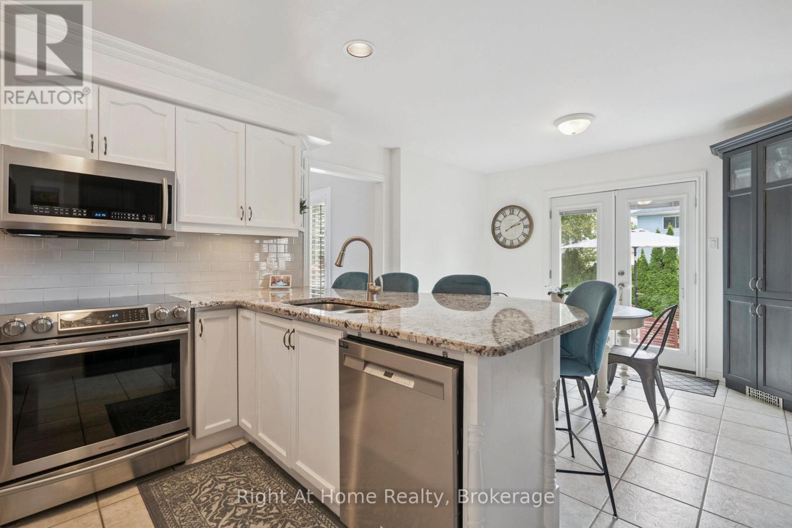 20 Scottswood Lane, Haldimand, ON - Indoor Photo Showing Kitchen With Upgraded Kitchen