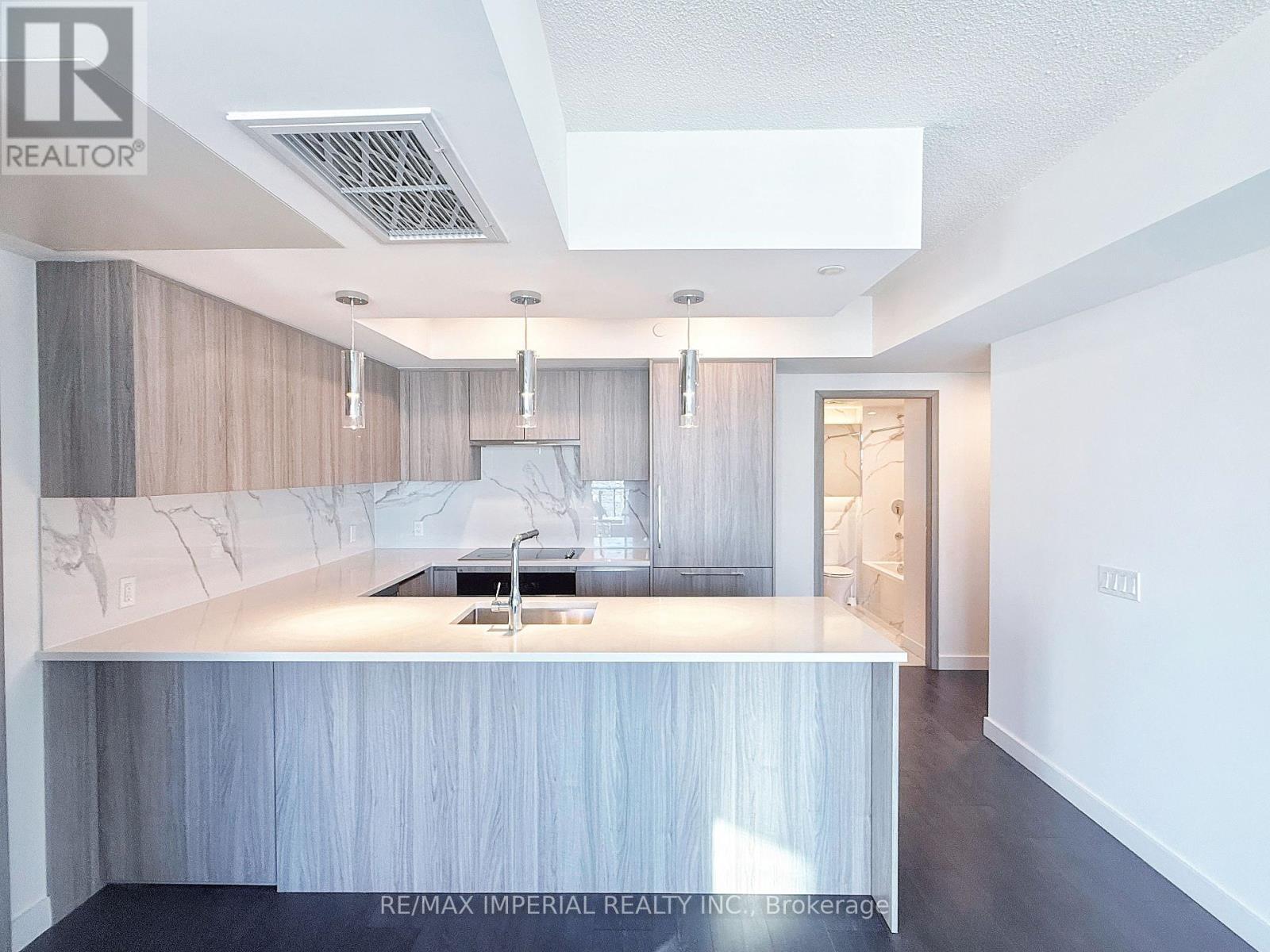 4005 - 1 Concord Cityplace Way, Toronto, ON - Indoor Photo Showing Kitchen With Double Sink