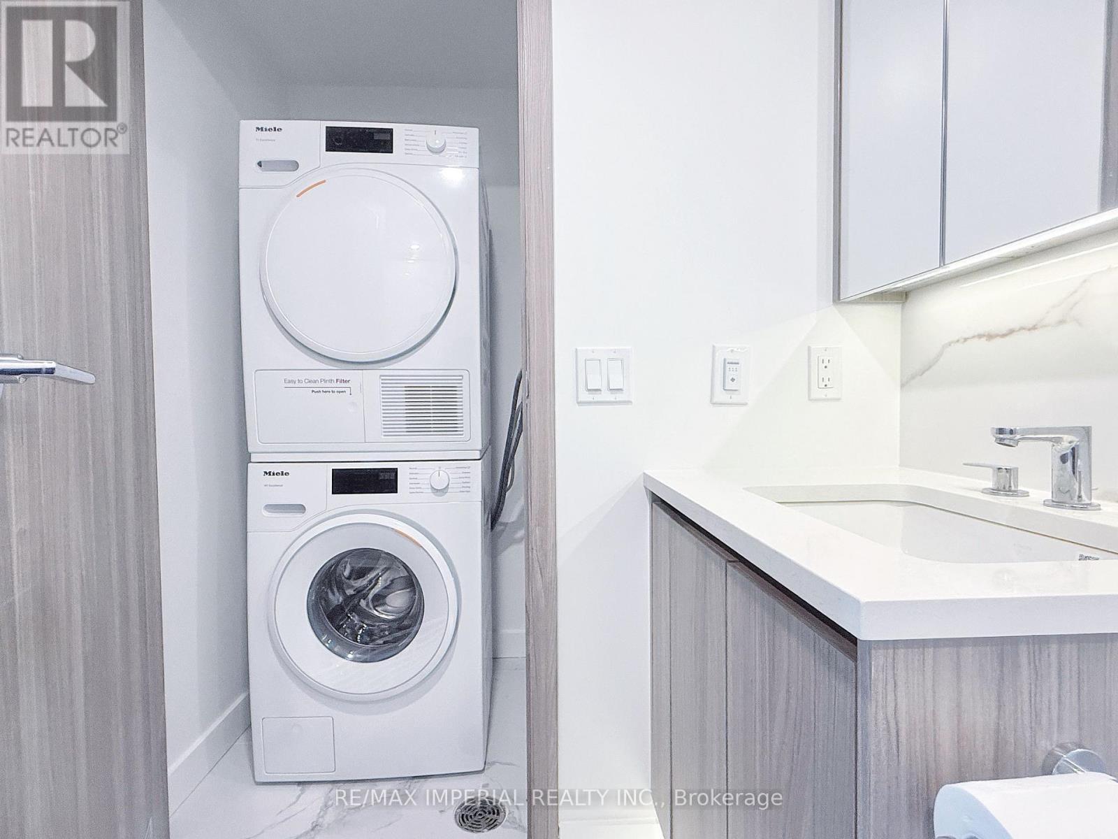 4005 - 1 Concord Cityplace Way, Toronto, ON - Indoor Photo Showing Laundry Room