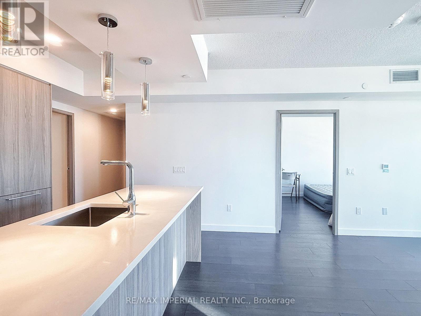 4005 - 1 Concord Cityplace Way, Toronto, ON - Indoor Photo Showing Kitchen