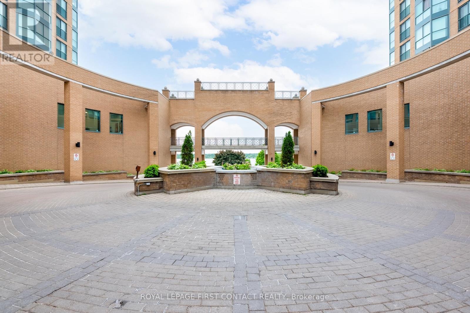 1405 - 150 Dunlop Street E, Barrie, ON - Outdoor