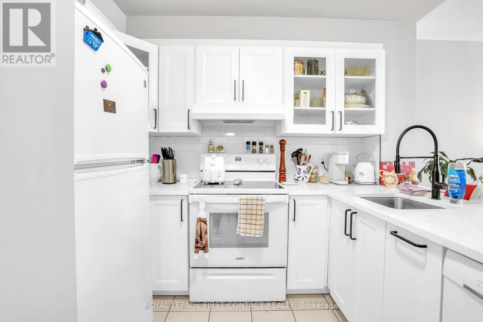 1405 - 150 Dunlop Street E, Barrie, ON - Indoor Photo Showing Kitchen