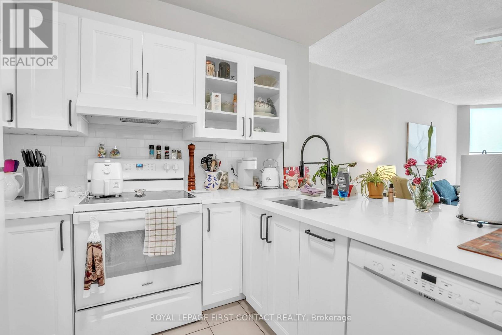 1405 - 150 Dunlop Street E, Barrie, ON - Indoor Photo Showing Kitchen