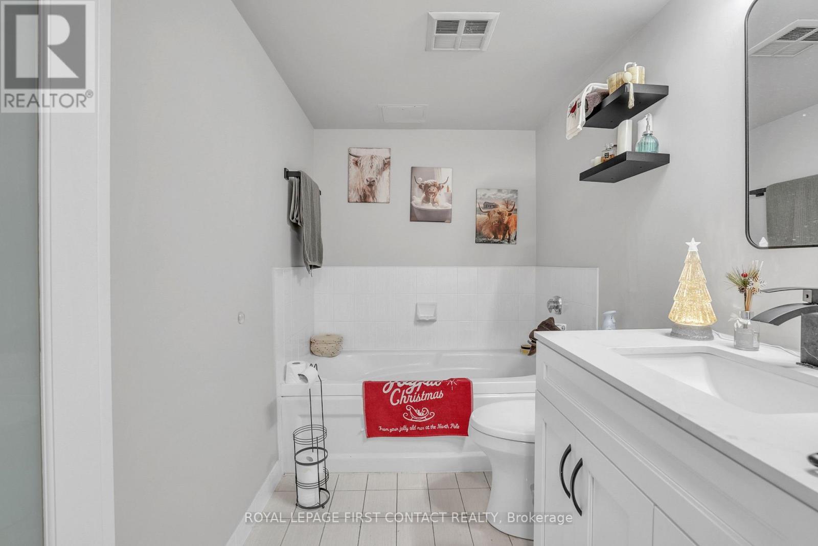 1405 - 150 Dunlop Street E, Barrie, ON - Indoor Photo Showing Bathroom