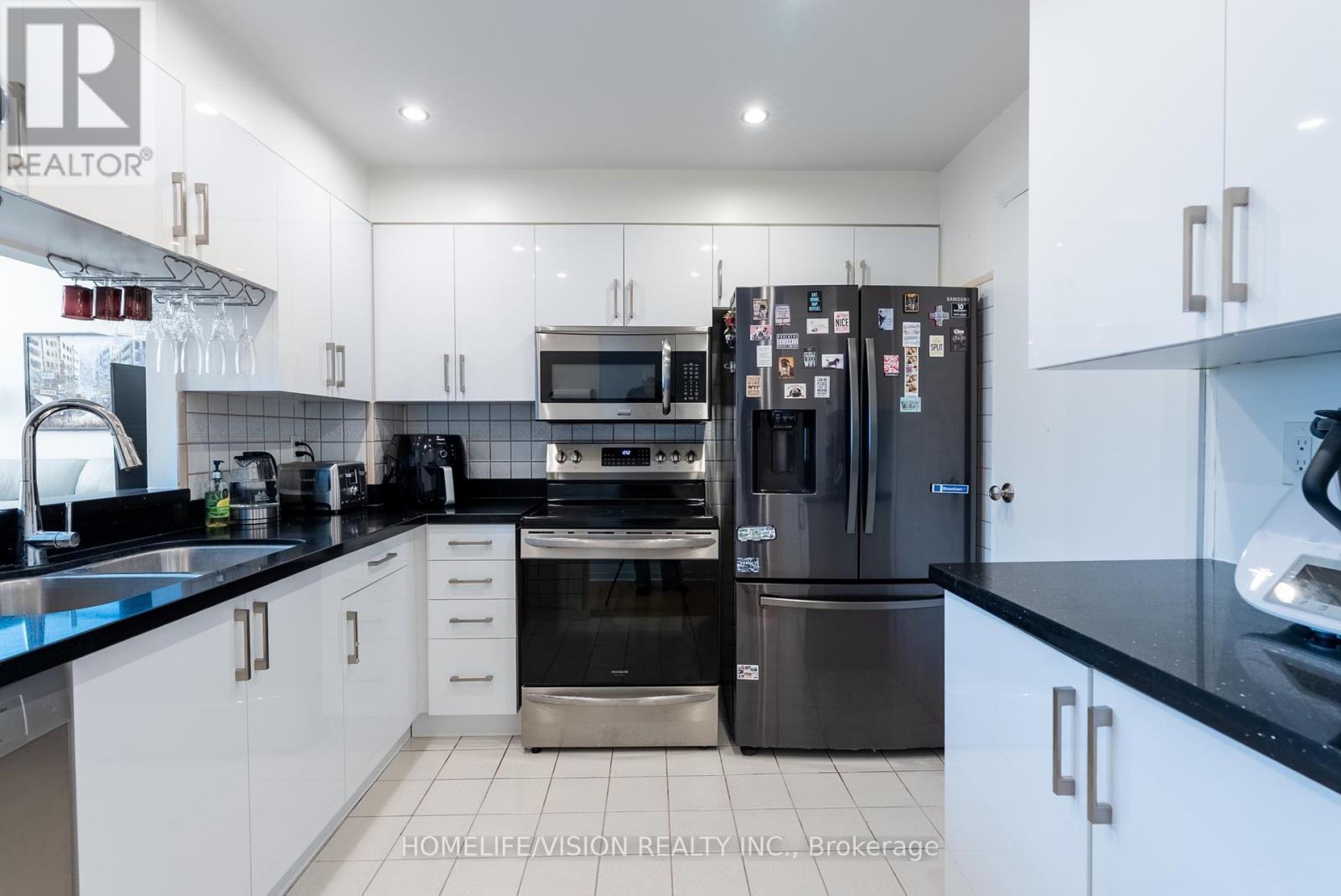 306 - 1901 Yonge Street, Toronto, ON - Indoor Photo Showing Kitchen With Stainless Steel Kitchen With Double Sink With Upgraded Kitchen