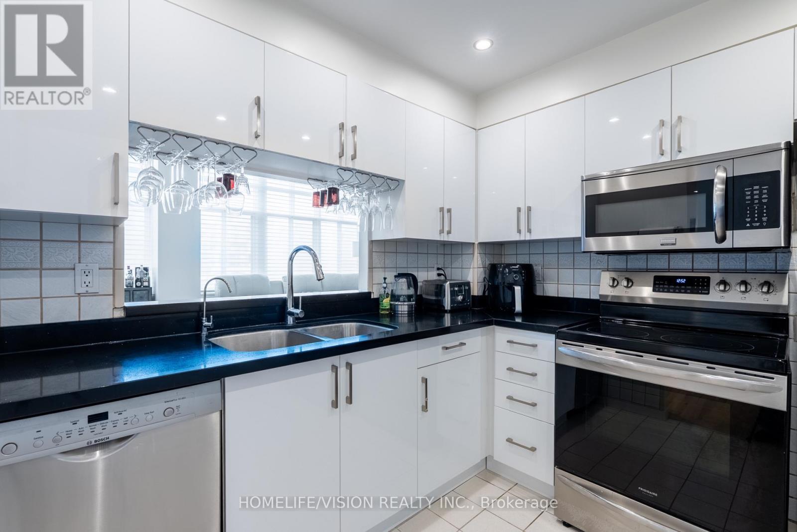 306 - 1901 Yonge Street, Toronto, ON - Indoor Photo Showing Kitchen With Double Sink