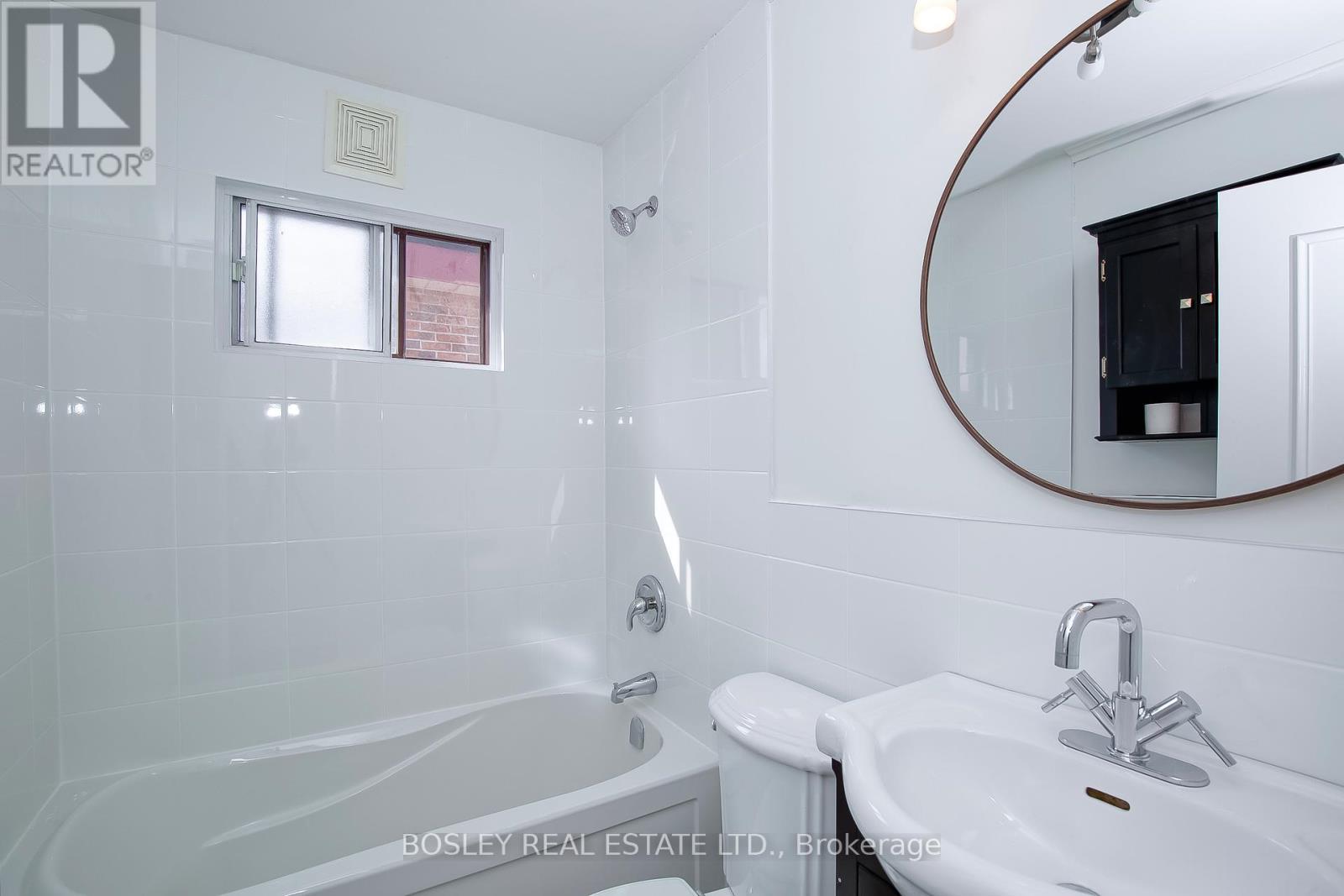 122 Lisgar Street, Toronto, ON - Indoor Photo Showing Bathroom