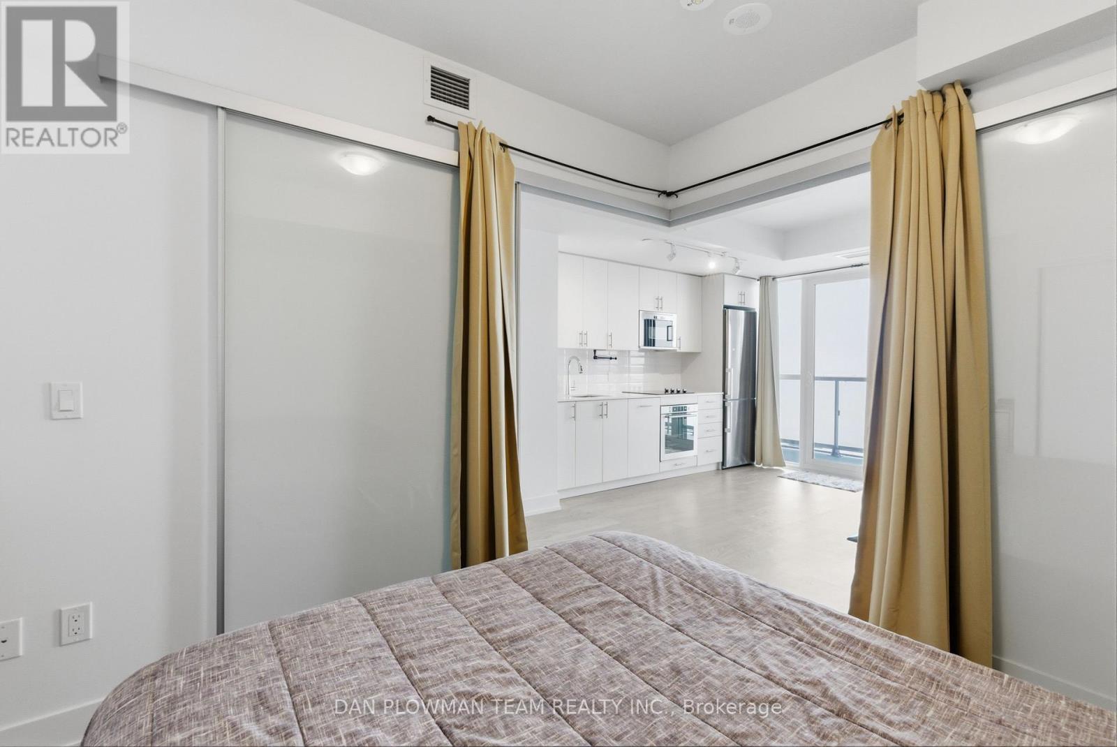 1121 - 2550 Simcoe Street N, Oshawa, ON - Indoor Photo Showing Bedroom