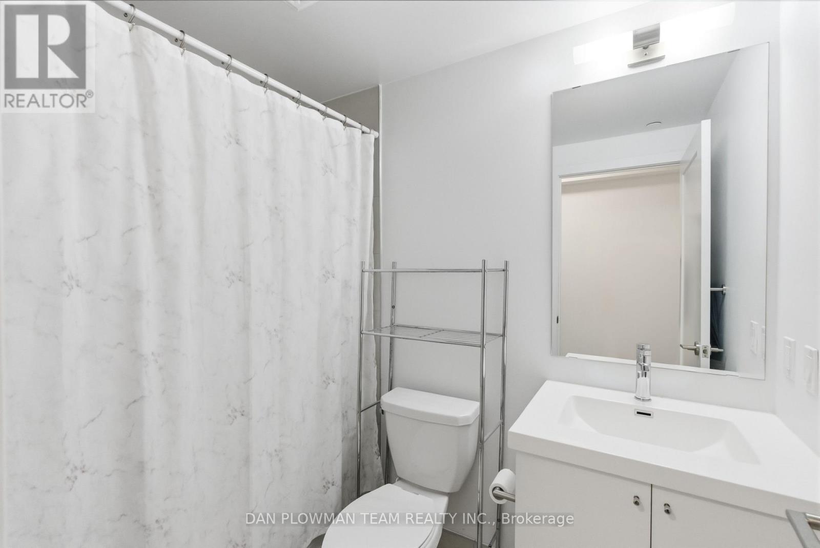 1121 - 2550 Simcoe Street N, Oshawa, ON - Indoor Photo Showing Bathroom