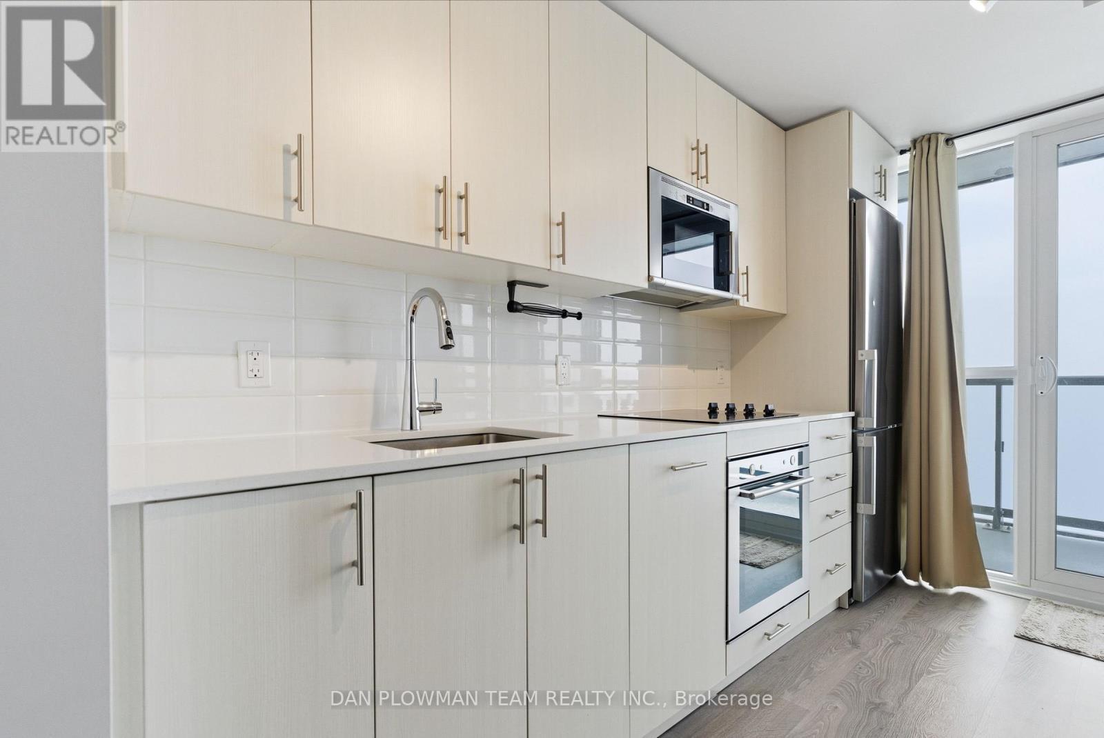 1121 - 2550 Simcoe Street N, Oshawa, ON - Indoor Photo Showing Kitchen