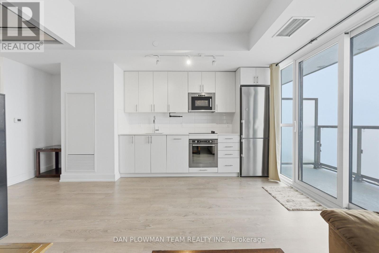 1121 - 2550 Simcoe Street N, Oshawa, ON - Indoor Photo Showing Kitchen