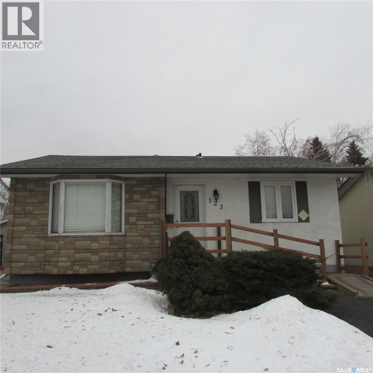123 Bentley Drive, Regina, SK - Outdoor