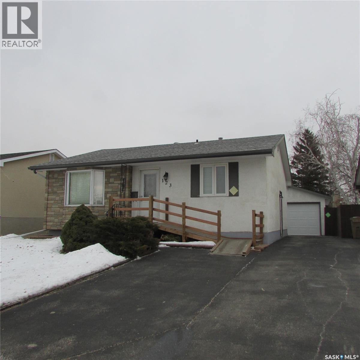 123 Bentley Drive, Regina, SK - Outdoor