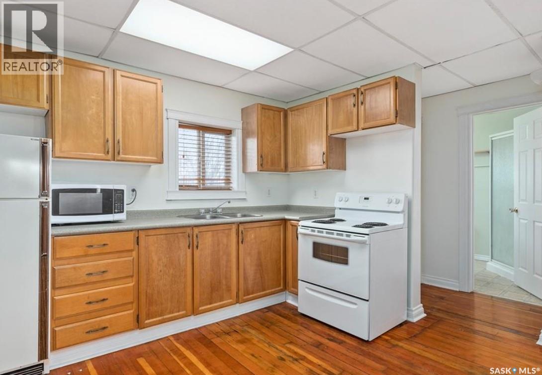 217 H Avenue S, Saskatoon, SK - Indoor Photo Showing Kitchen With Double Sink