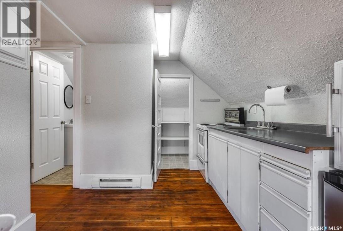 217 H Avenue S, Saskatoon, SK - Indoor