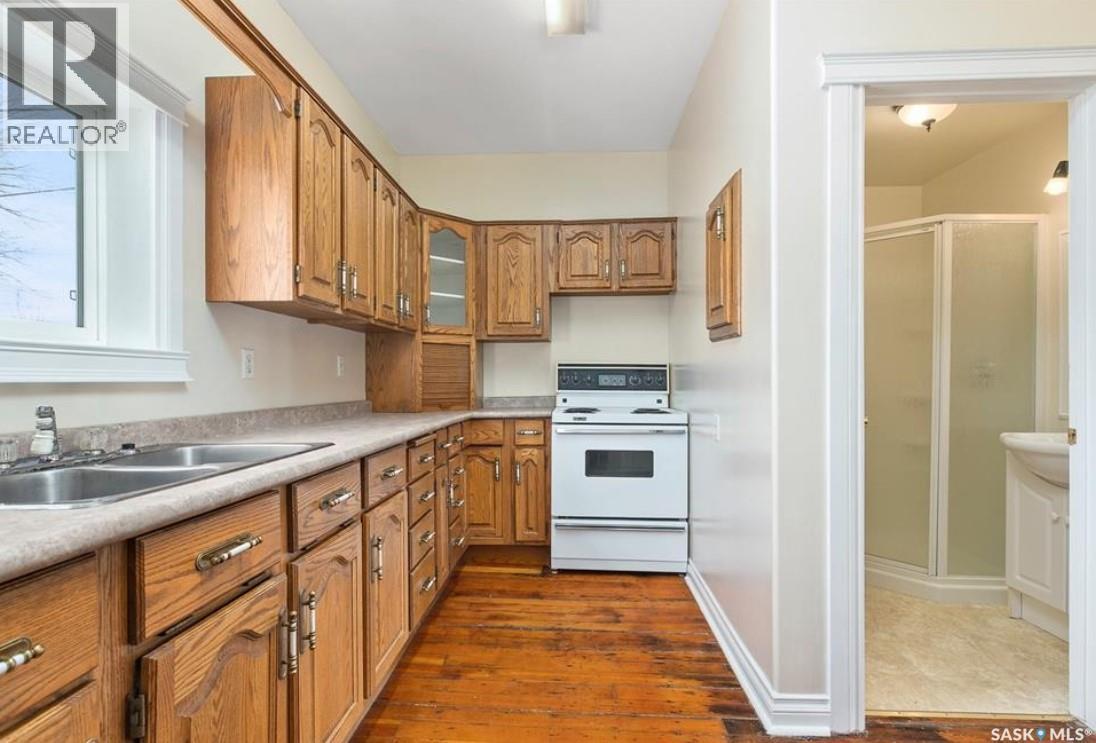 217 H Avenue S, Saskatoon, SK - Indoor Photo Showing Kitchen With Double Sink