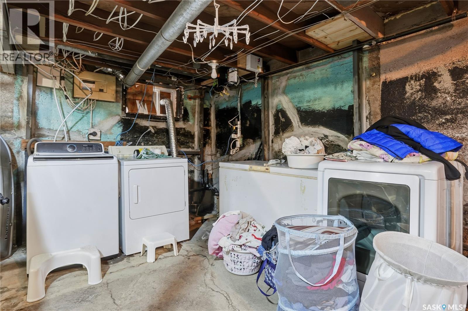 1562 Argyle Street, Regina, SK - Indoor Photo Showing Laundry Room