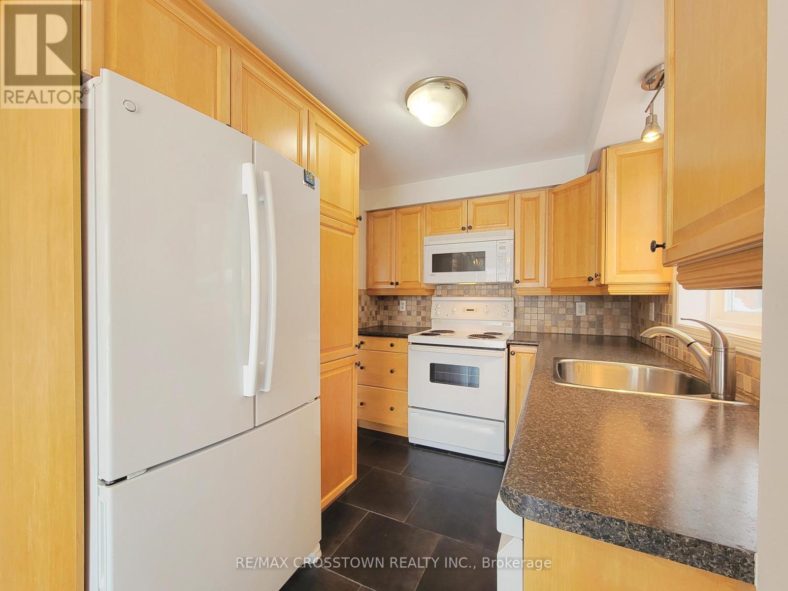 7 Addison Trail, Barrie, ON - Indoor Photo Showing Kitchen