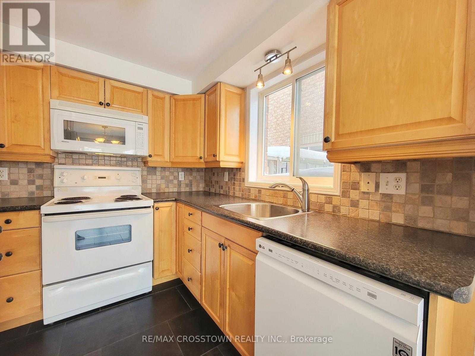 7 Addison Trail, Barrie, ON - Indoor Photo Showing Kitchen With Double Sink
