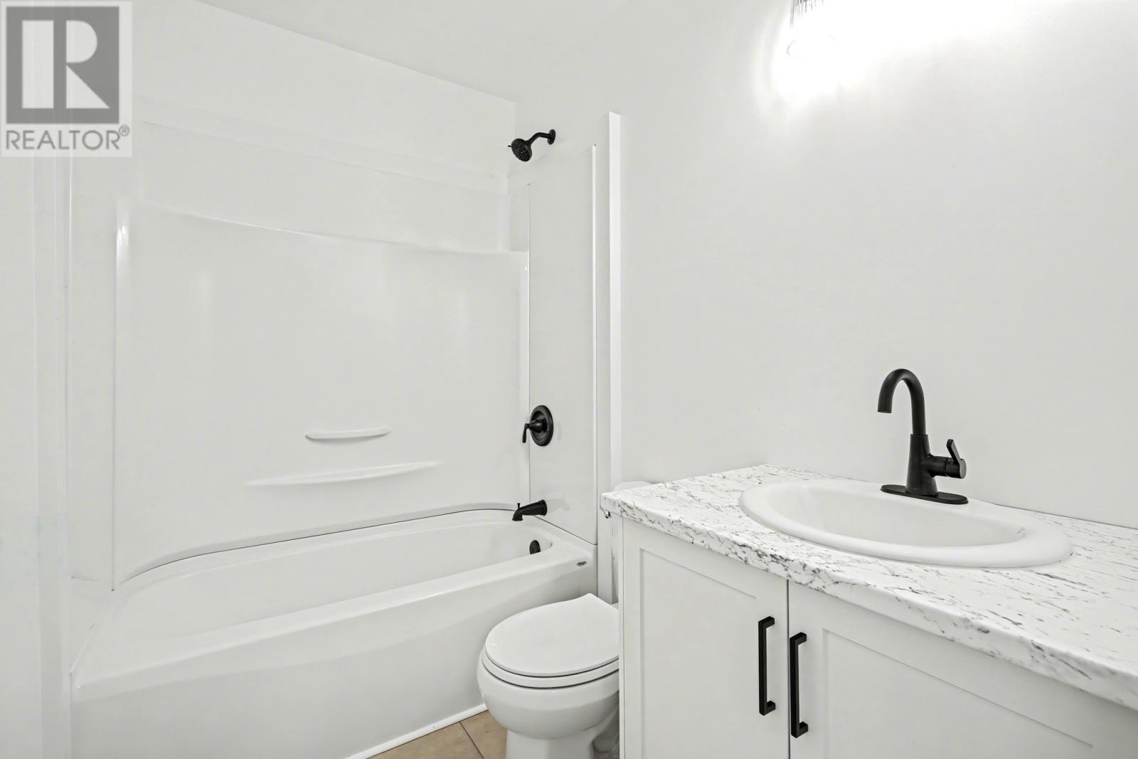 21-23 Cameron Place, Pouch Cove, NL - Indoor Photo Showing Bathroom