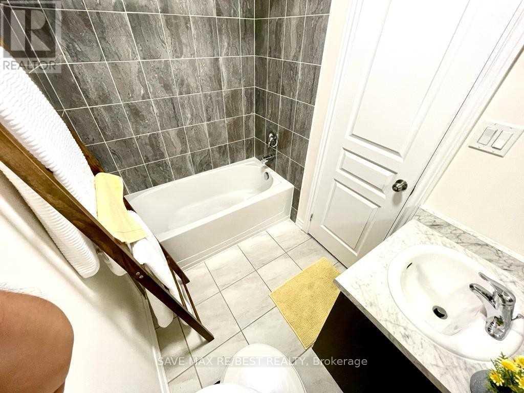 12 Aspen Hill Road, Brampton, ON - Indoor Photo Showing Bathroom