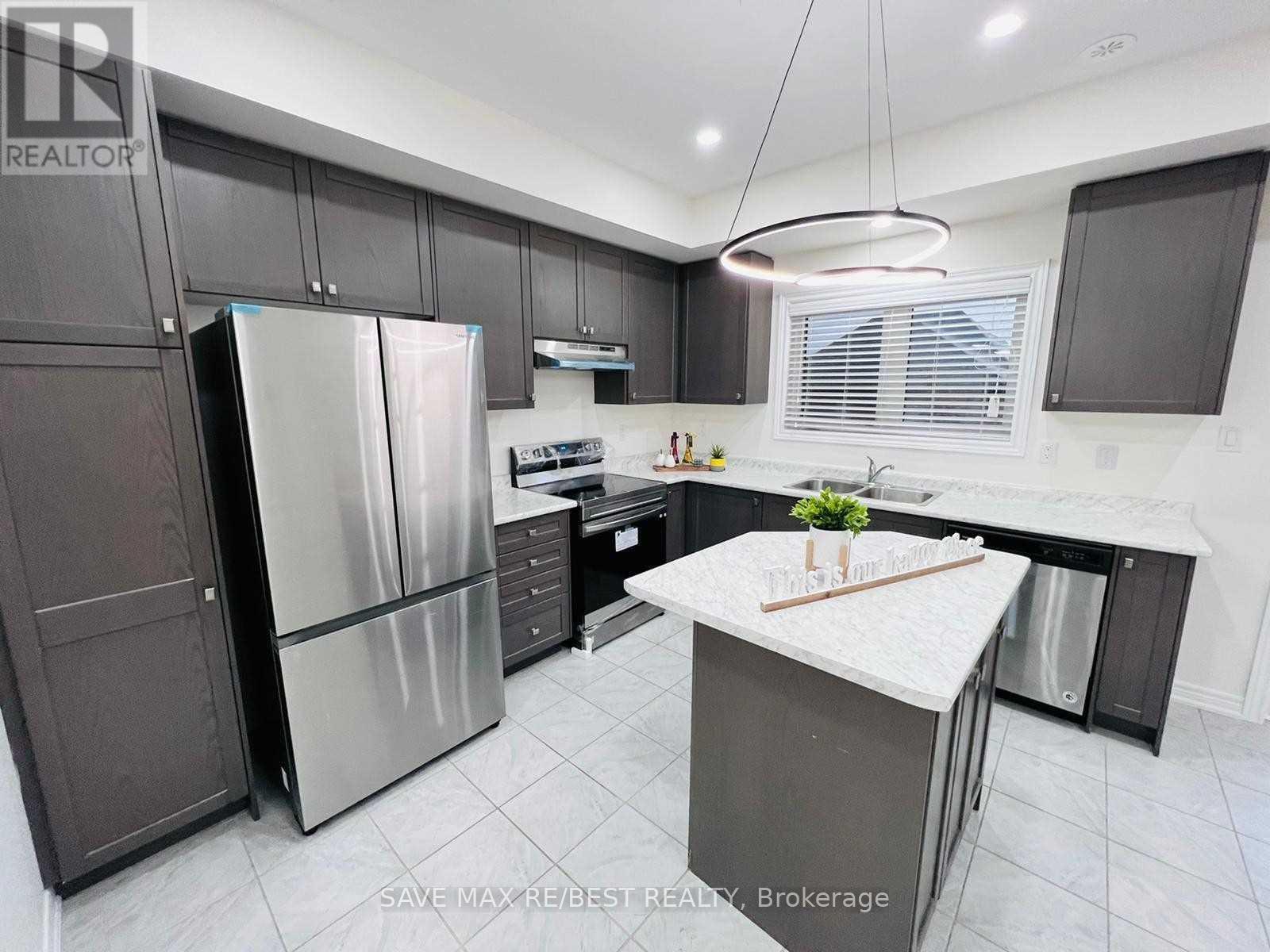 12 Aspen Hill Road, Brampton, ON - Indoor Photo Showing Kitchen With Upgraded Kitchen