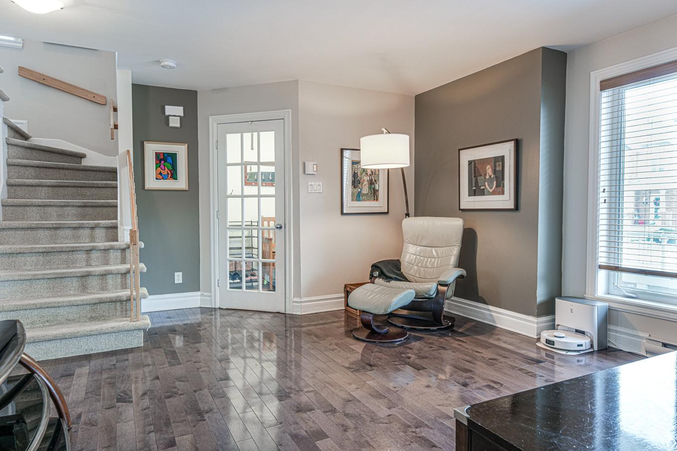 Salon - 25 Rue Charlotte-Leduc, La Prairie, QC - Indoor