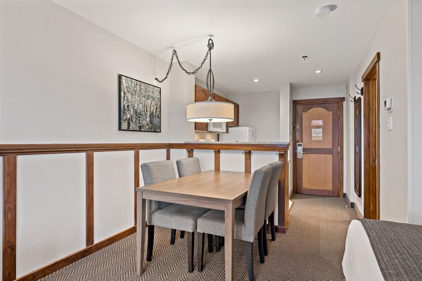 Salle à manger - 320-151 Ch. Du Curé-Deslauriers, Mont-Tremblant, QC - Indoor Photo Showing Dining Room